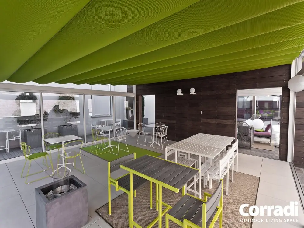 Pergotenda ® B-Space pergola addossata con copertura in telo lasco con colore personalizzato e vetrate scorrevoli