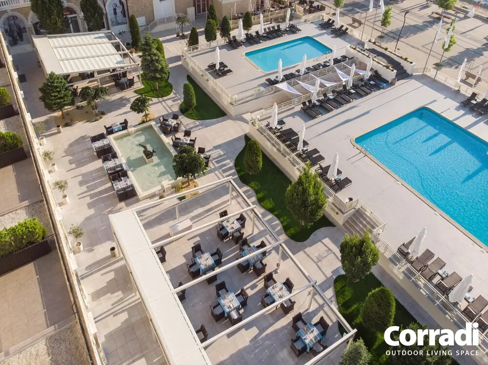 Pergotenda ® B-Space pergola autoportante in alluminio con più moduli per ampi spazi esterni