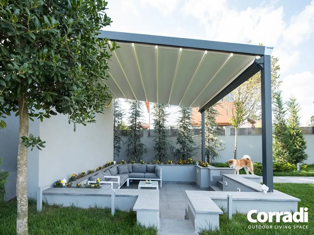 Pergotenda ® B-Space pergola addossata al muro con copertura in telo lasco e movimentazione motorizzata