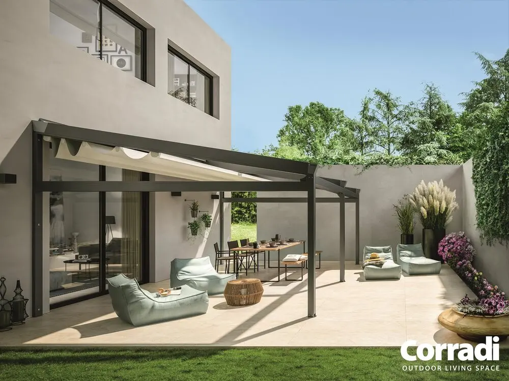 Pergotenda ® B-Space pergola inclinata nera con copertura in telo lasco con movimentazione motorizzata
