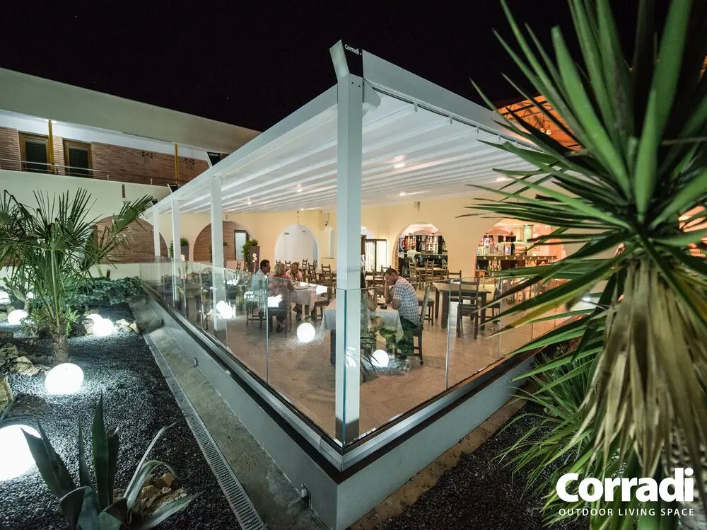 Pergotenda ® B-Space pergola addossata alle pareti con illuminazione a LED