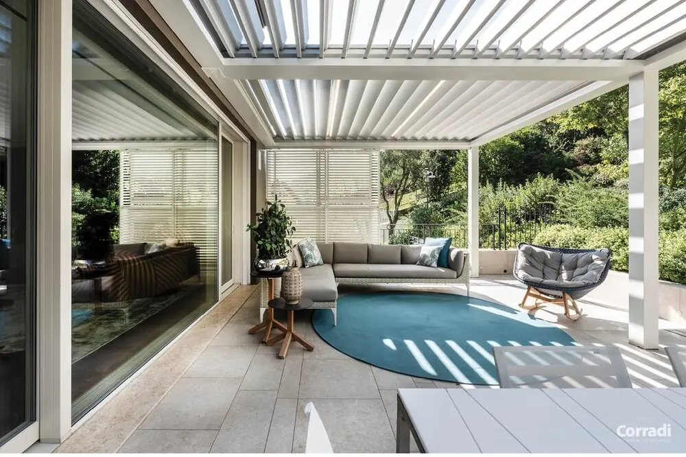 Bioclimatics Maestro pergola bioclimatica bianca con lamelle orientabili