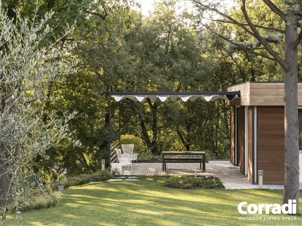 Exyl pergola addossata al muro con movimentazione manuale