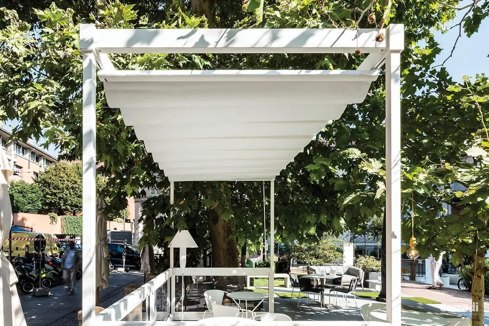 Exyl Espresso pergola autoportante in alluminio con copertura in telo lasco