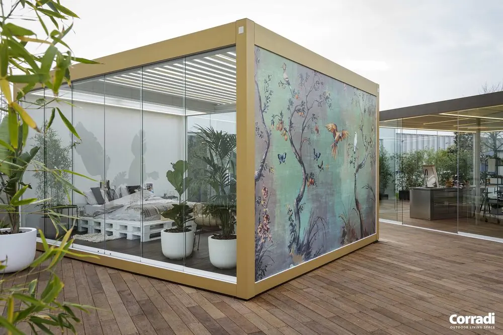 Imago® Pergola Bioclimatica autonoma con parete laterale esterna decorata