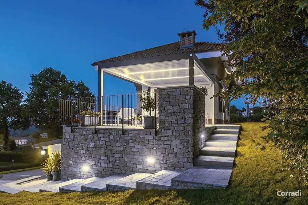 Imago® Pergola Bioclimatica addossata e personalizzata con luci a LED