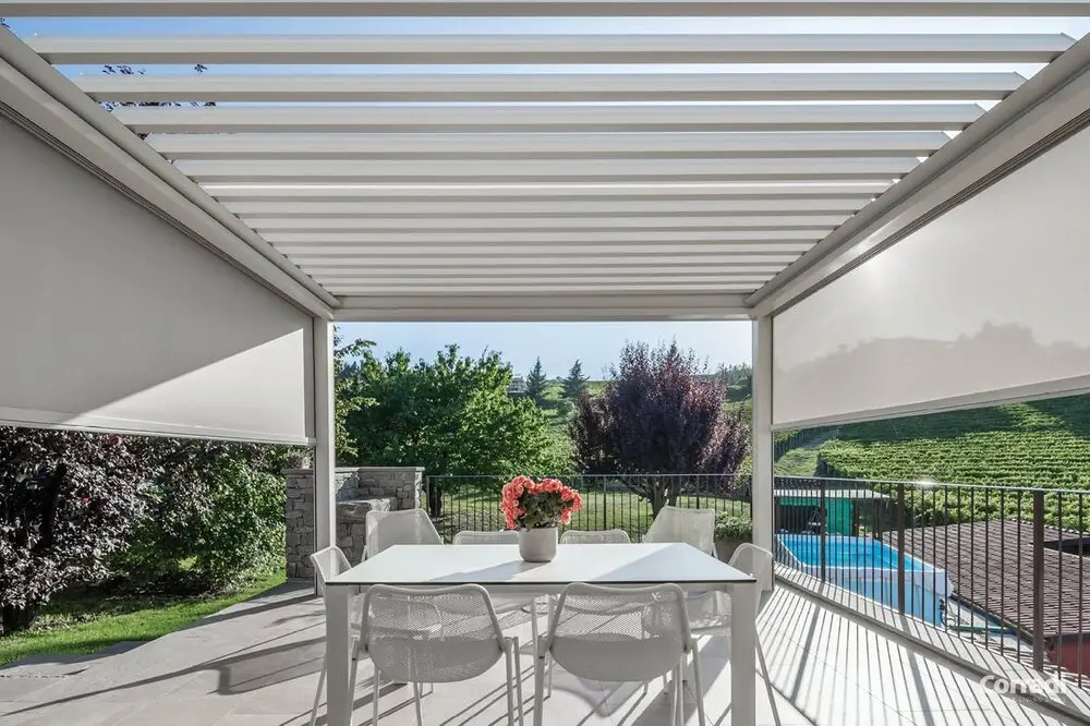 Imago® Pergola Bioclimatica con chiusure laterali e lamelle orientabili
