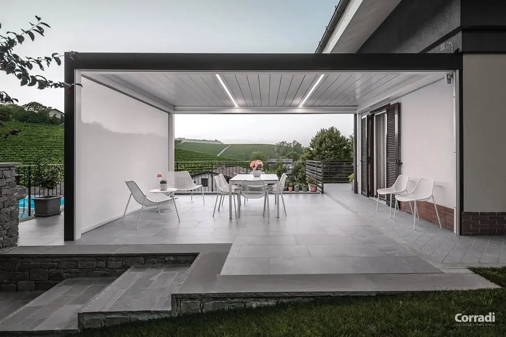 Imago® Pergola Bioclimatica addossata, con tenda a rullo e illuminazione LED