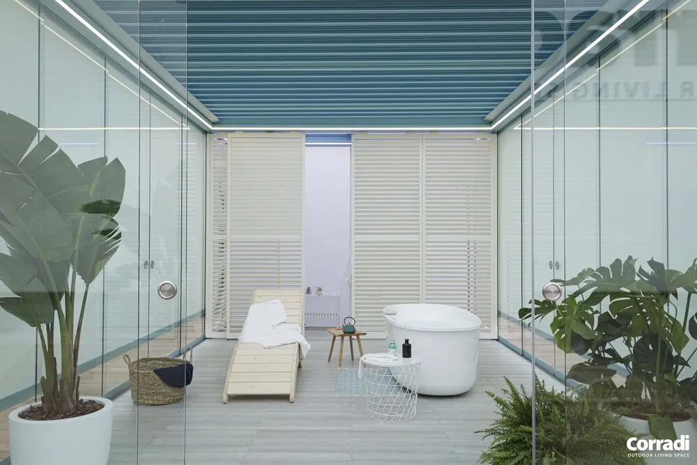 Imago® Pergola Bioclimatica sistema autonomo con vetrate scorrevoli e veneziane scorrevoli bianche