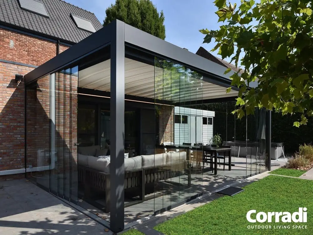 Pergotenda ® Maestro colore nero notte con vetrate scorrevoli