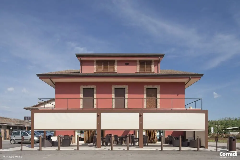 Pergotenda ® Maestro pergola con chiusure laterali a rullo